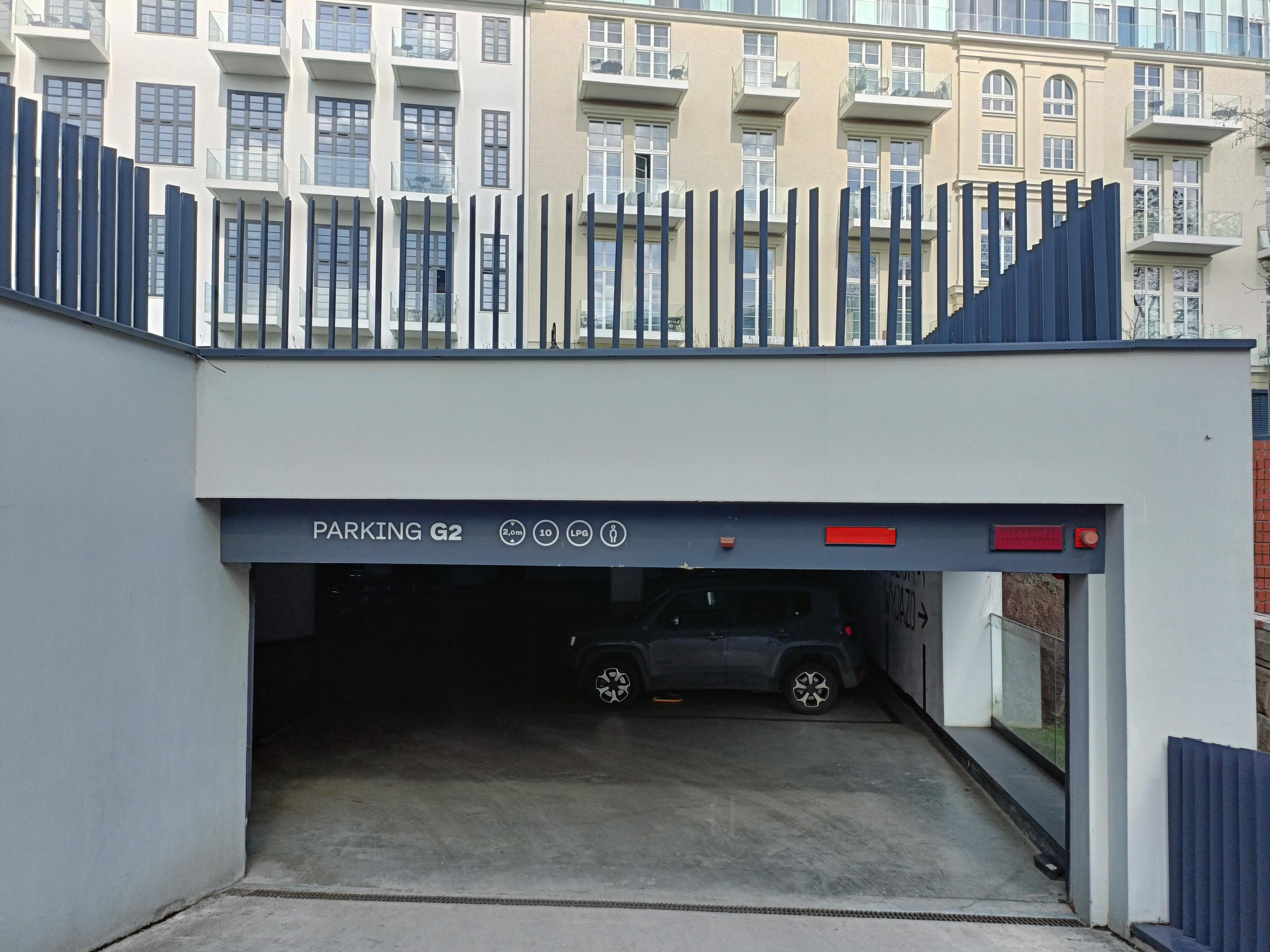 Parking -  obok Rynku i Starego Miasta Wrocław ulica Wszystkich Świętych