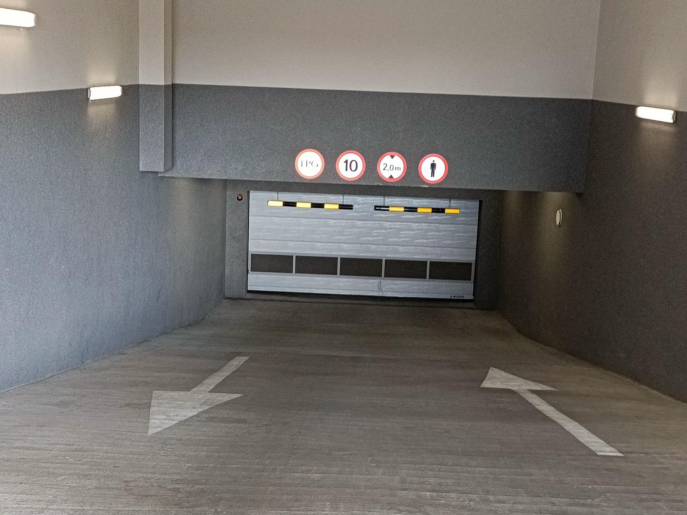 Parking - Warszawa Komputerowa 832 - Obok Lotniska Chopina
