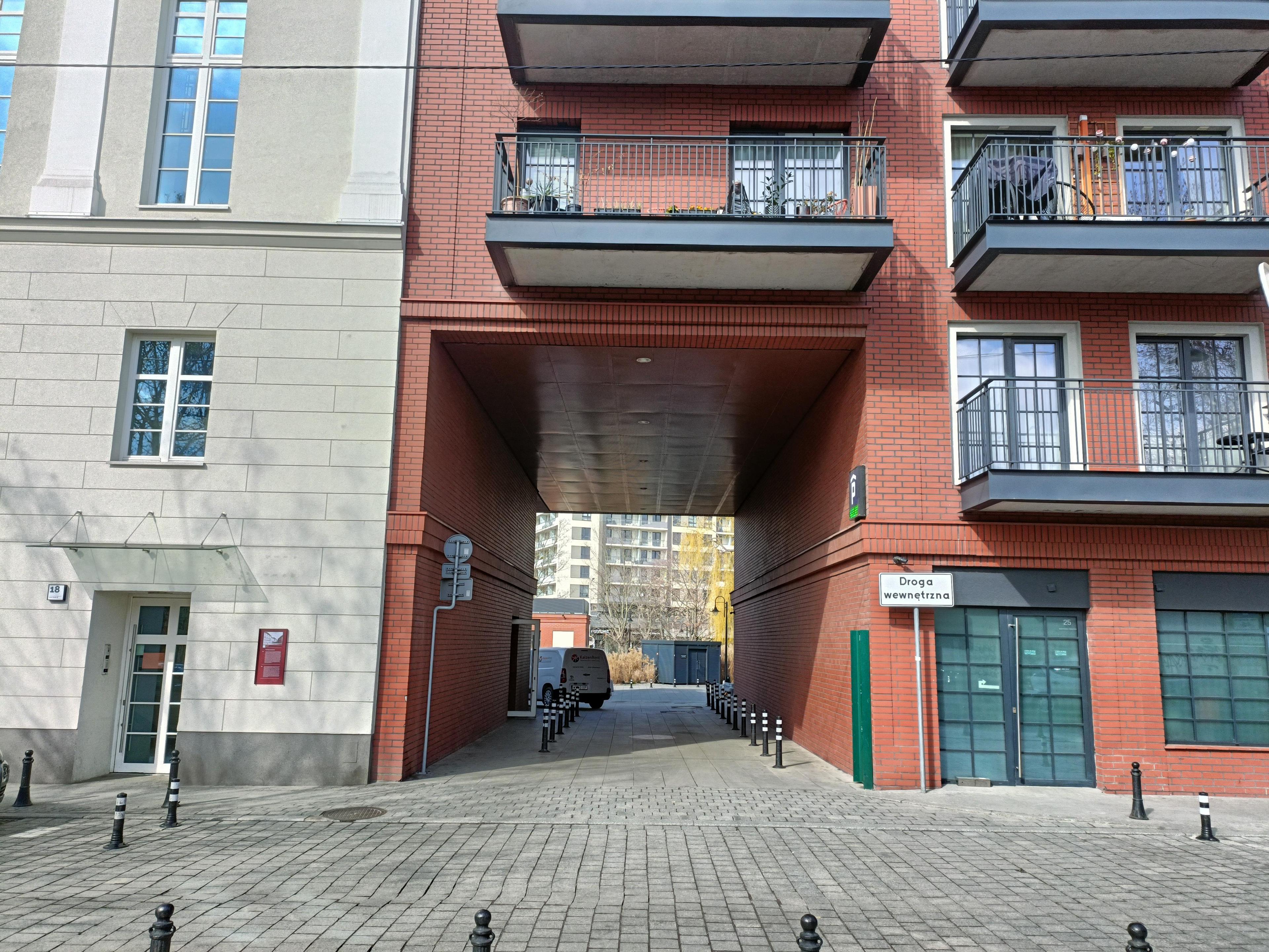 Parking -  obok Rynku i Starego Miasta Wrocław ulica Wszystkich Świętych