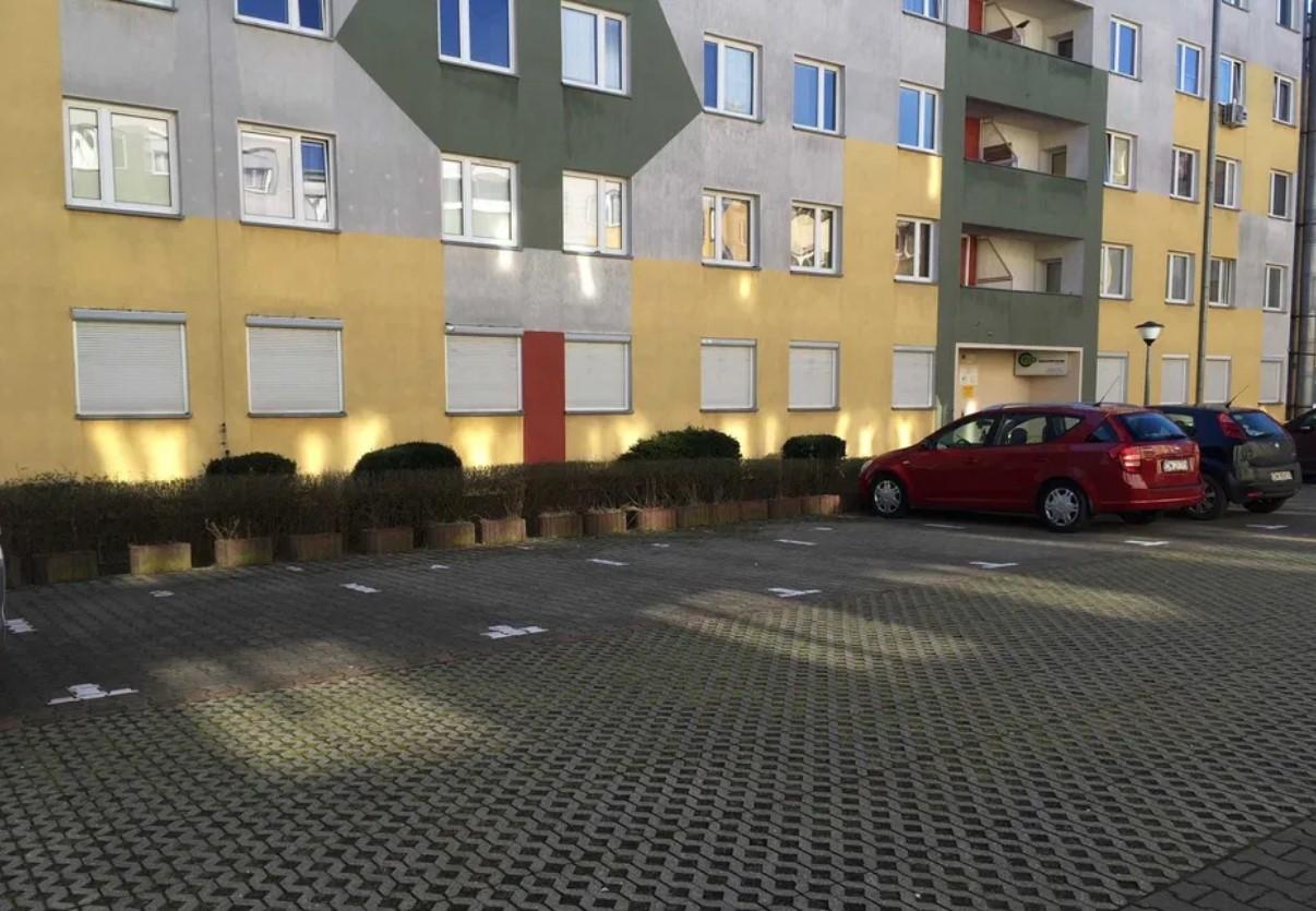 Parking - obok Lotniska-Budziszyńska 32