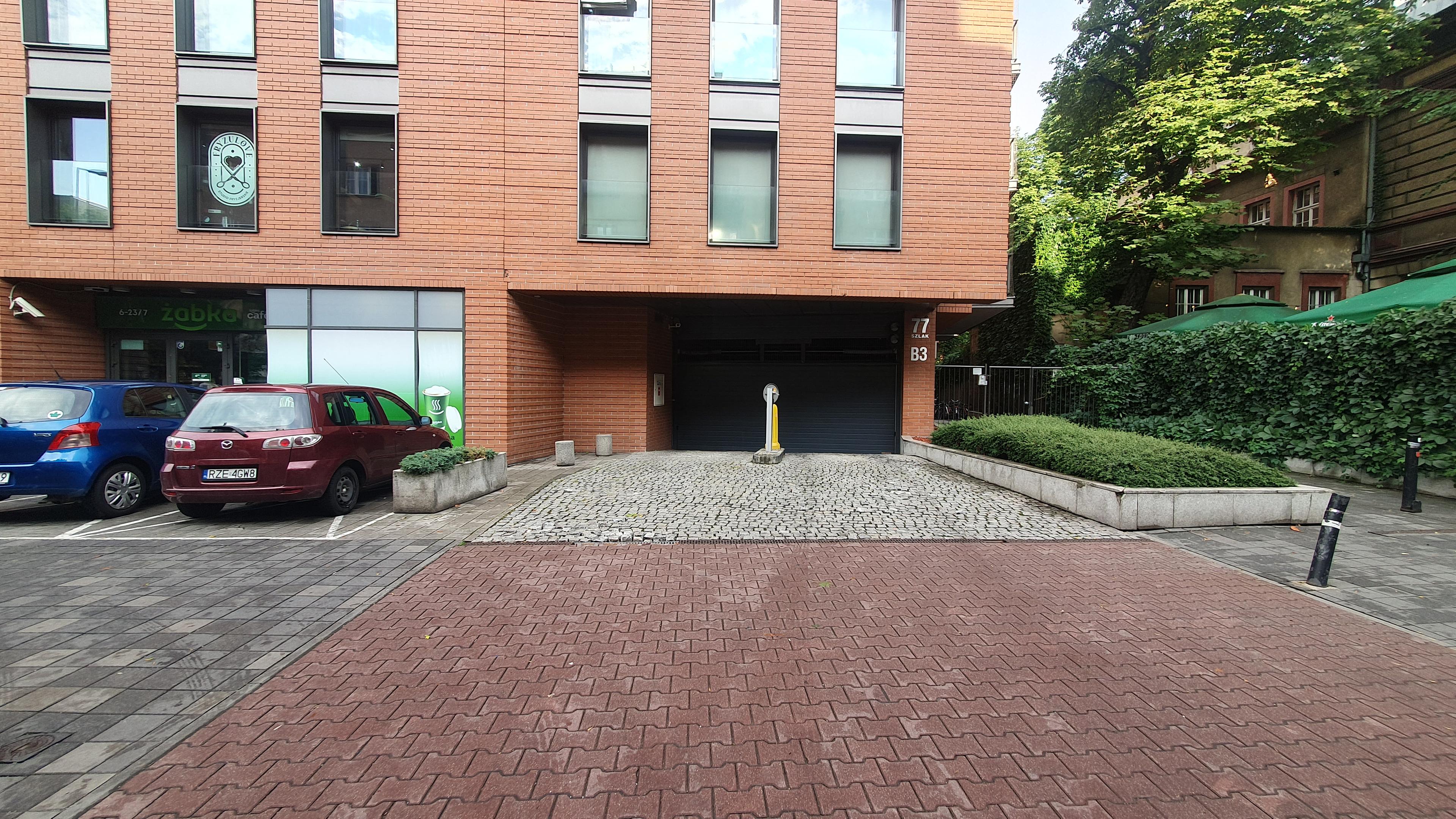Parking - Podziemny parking w sercu Krakowa - Szlak 77 niedaleko Galerii Krakowskiej i Dworca Głównego