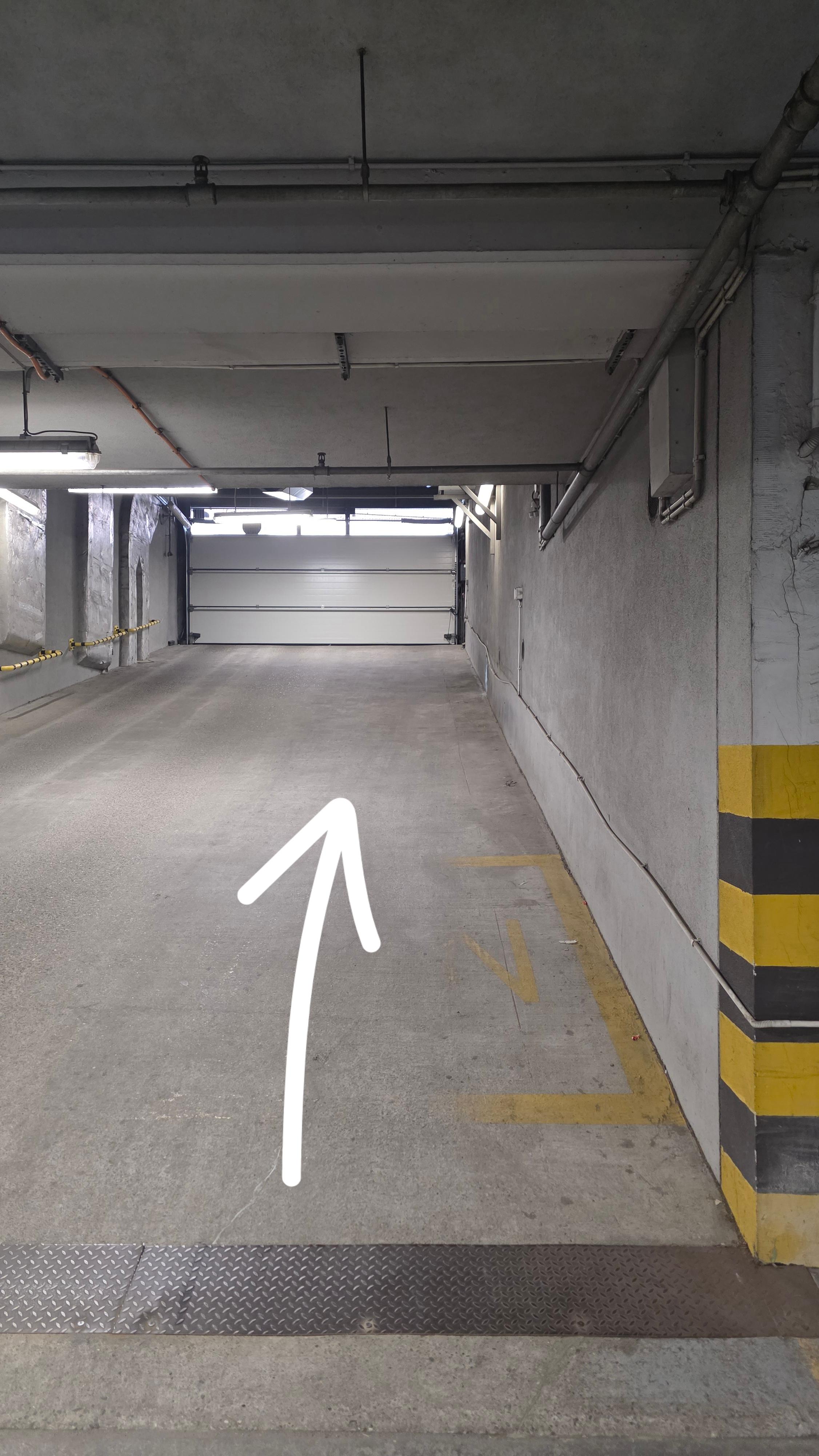 Parking - Podziemny parking w sercu Krakowa - Szlak 77 niedaleko Galerii Krakowskiej i Dworca Głównego