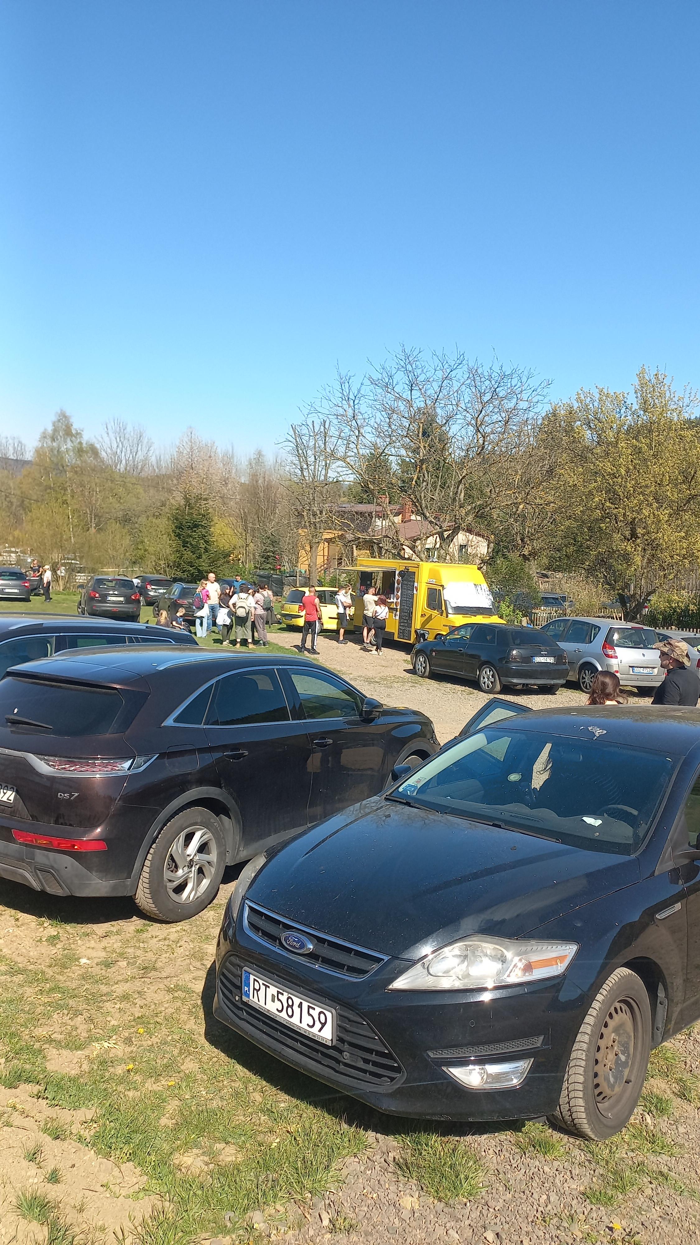 Parking - PARKING 'KOLOROWE JEZIORKA' WEJŚCIE GŁÓWNE. NAJBLIŻSZY PARKING.