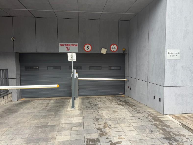 Parking - Warszawa Centrum Grzybowska, w pobliżu  Muzem Powstania Warszawskiego