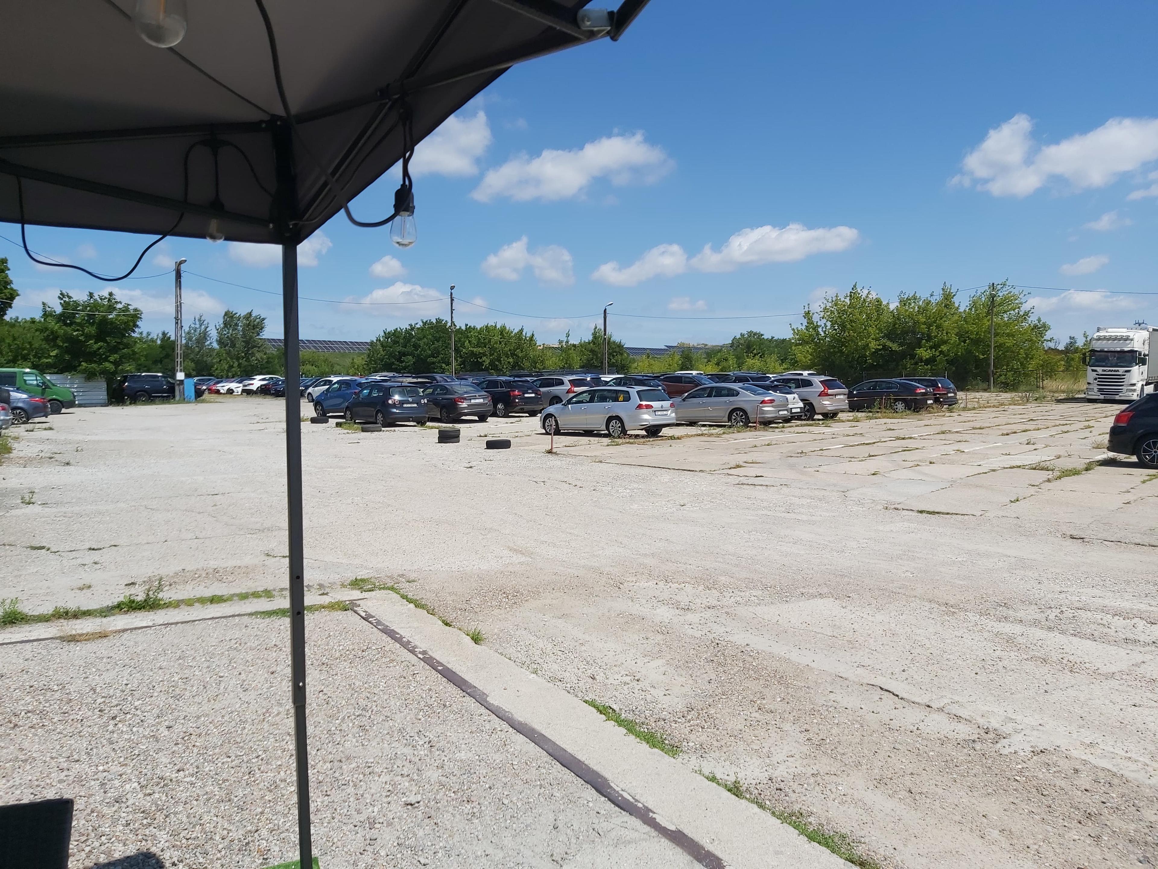 Parking - dla Ciężarówek, Samochodów Osobowych i Autokarów obok Lotniska Modlin