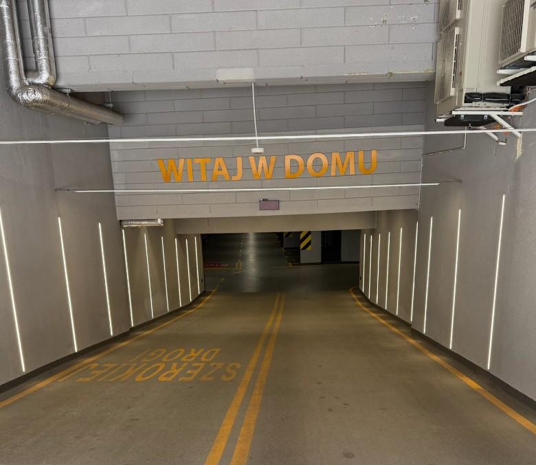 Parking - Warszawa Centrum Grzybowska, w pobliżu  Muzem Powstania Warszawskiego