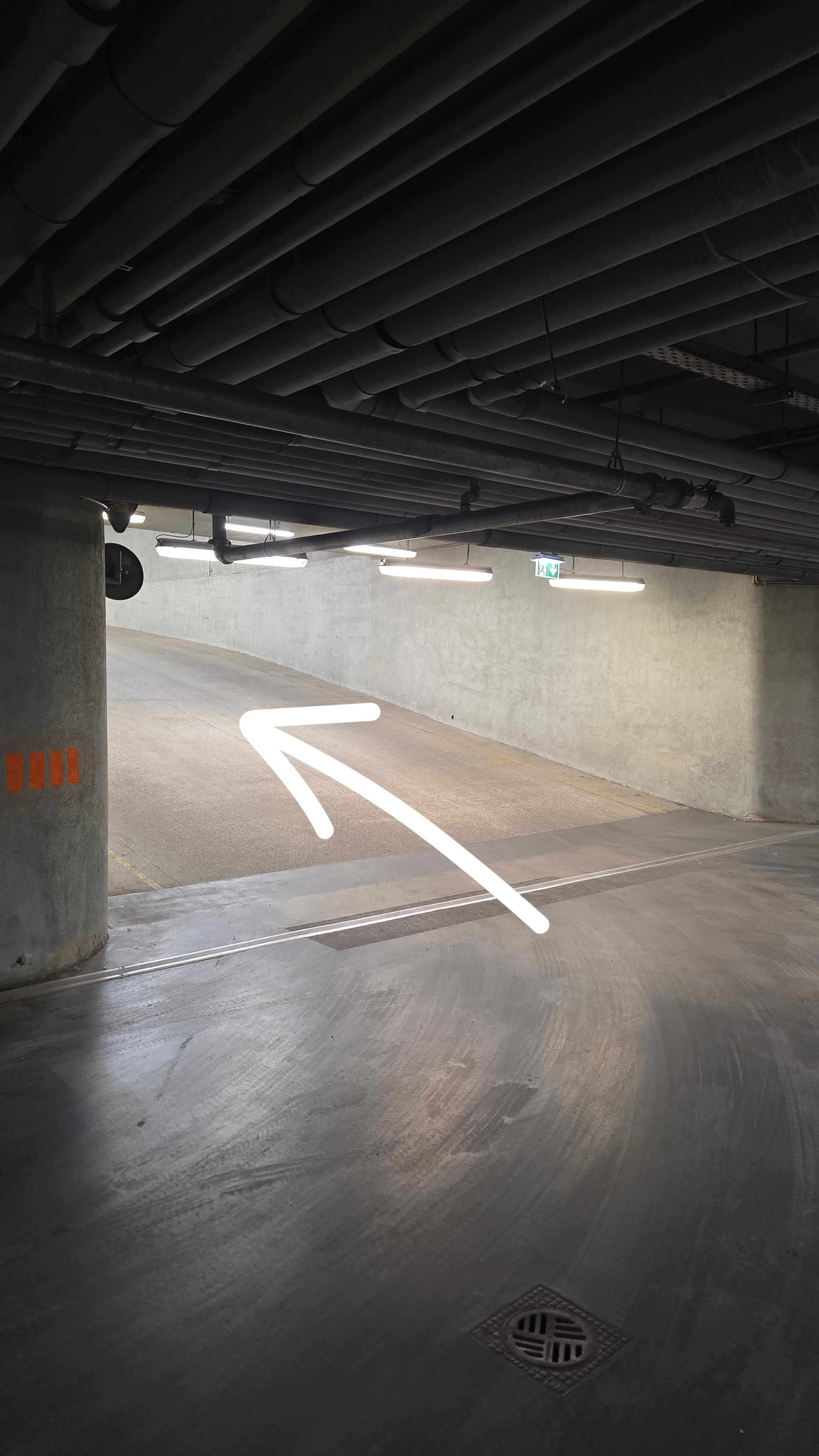Parking - Podziemny parking w sercu Krakowa - Szlak 50 niedaleko Galerii Krakowskiej i Dworca Głównego