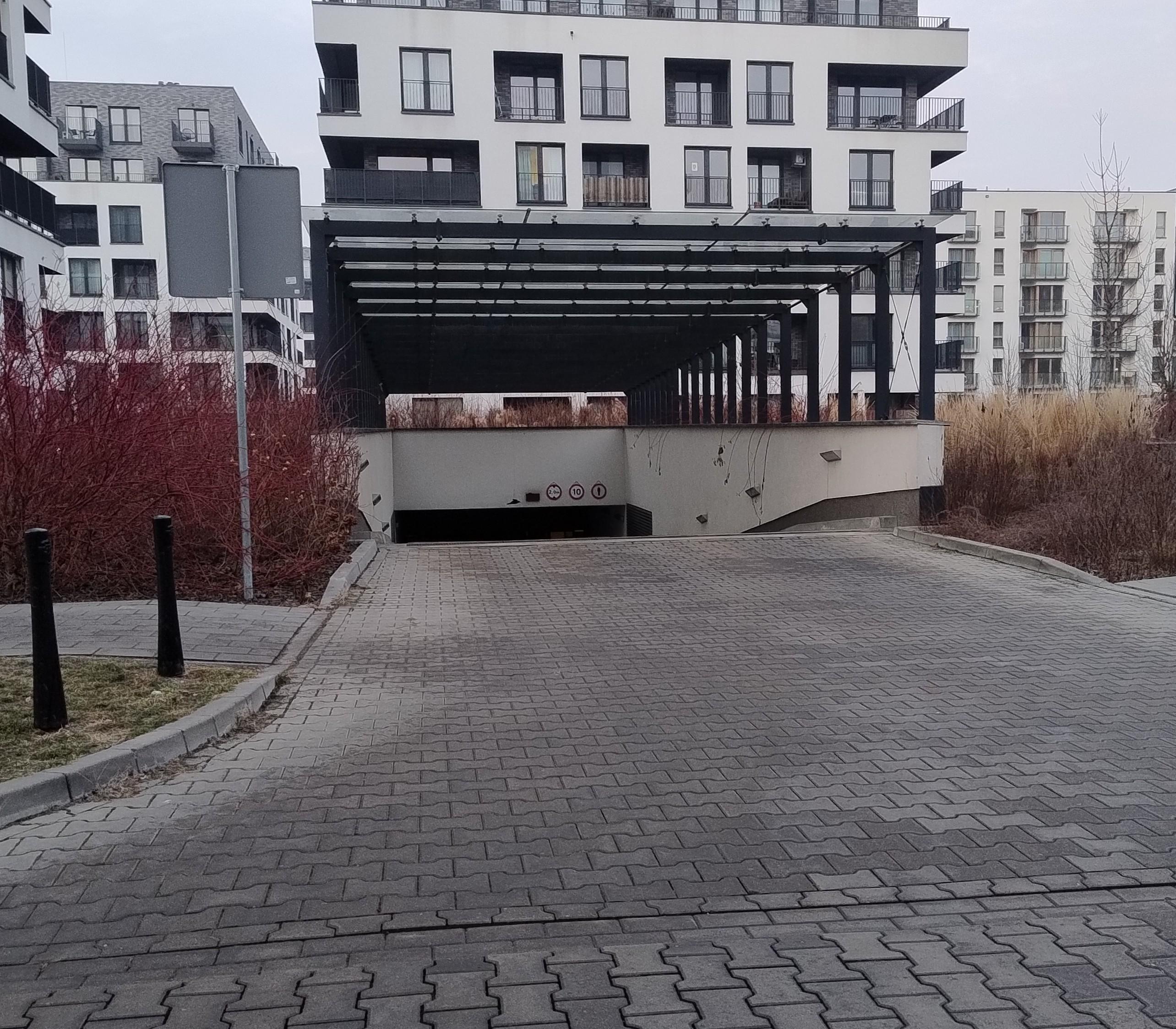 Parking - blisko lotniska Chopina Okęcie Warszawa ulica Taśmowa 4B