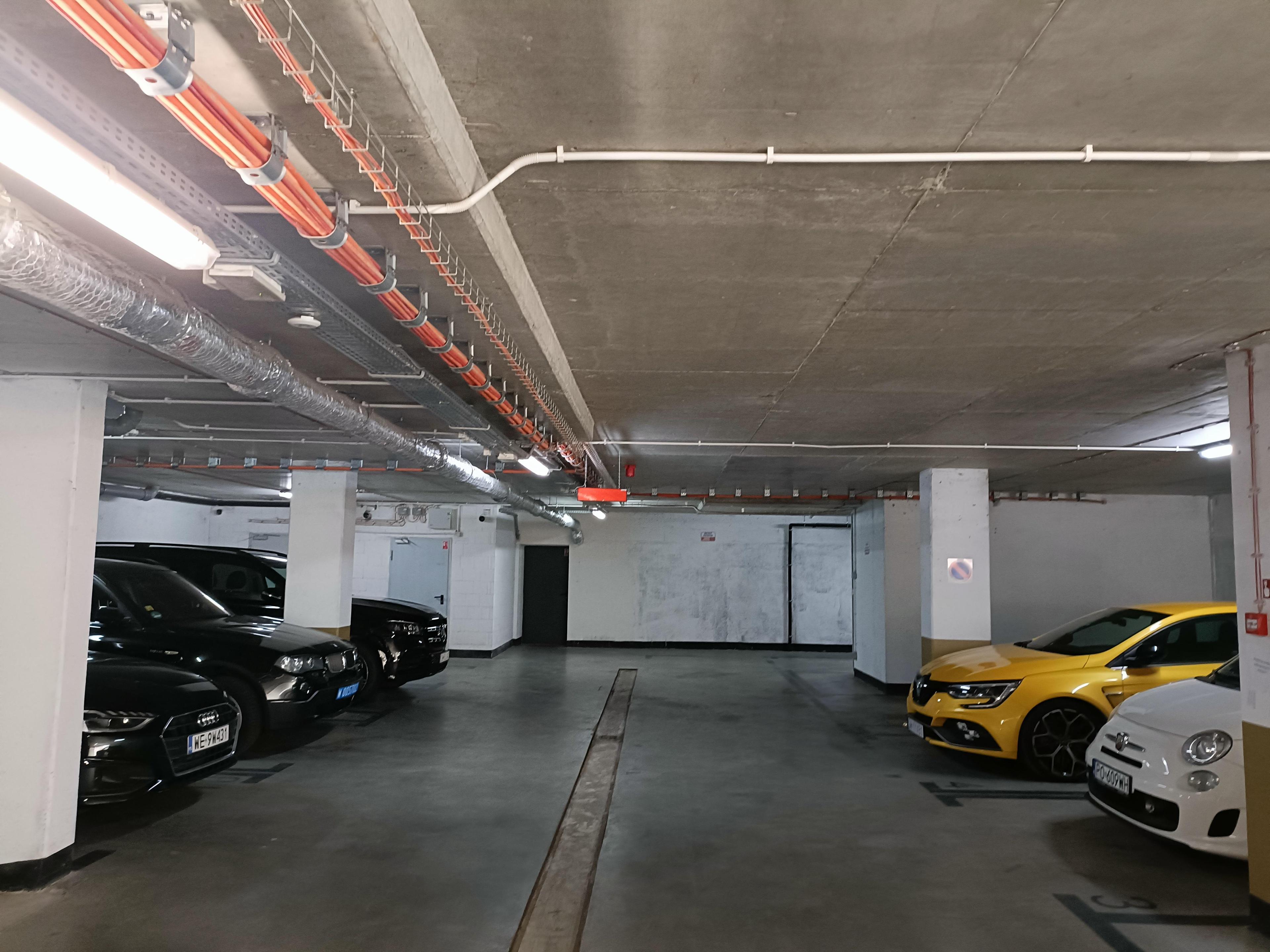 Parking -  obok Rynku i Starego Miasta Wrocław ulica Wszystkich Świętych