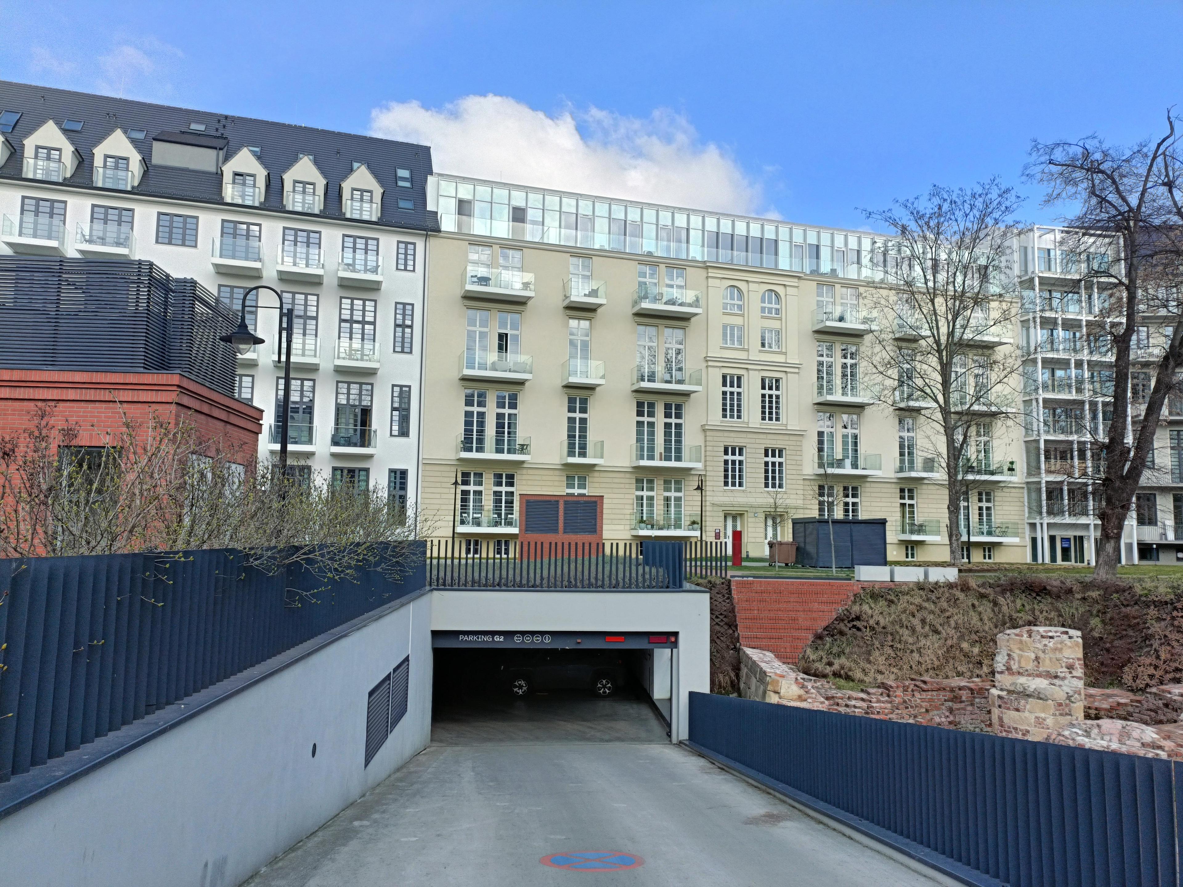 Parking -  obok Rynku i Starego Miasta Wrocław ulica Wszystkich Świętych