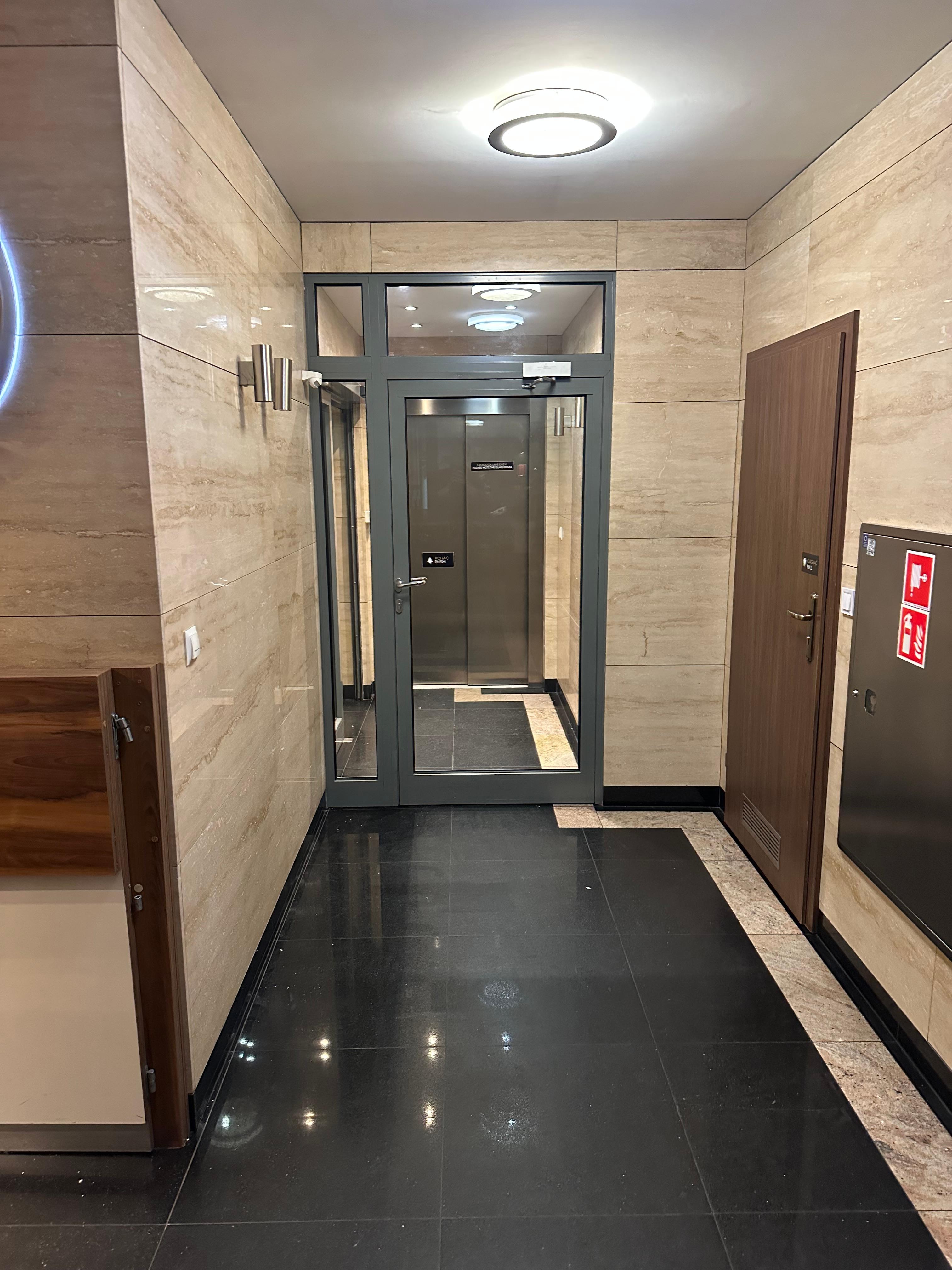 Parking - Rynek Wrocław - ul. Krawiecka 6  Inqse Wrocław Centre