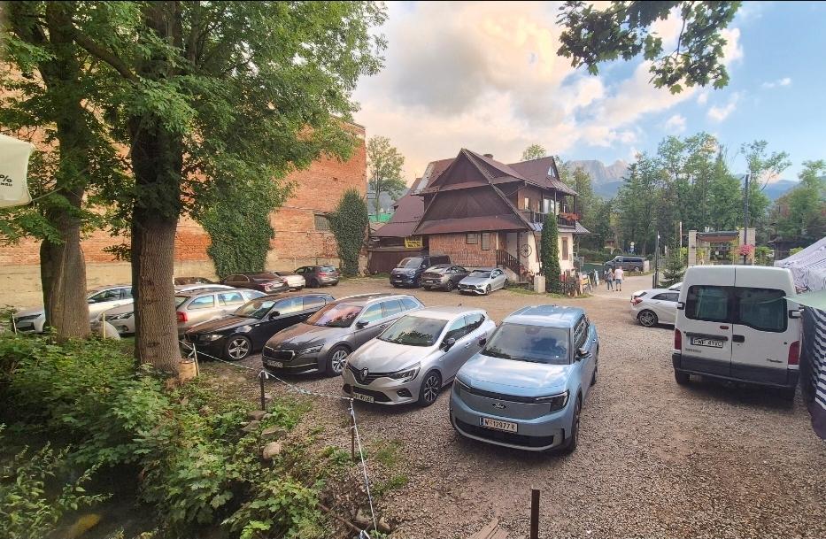 Parking - Parking pod ceglaną ścianą