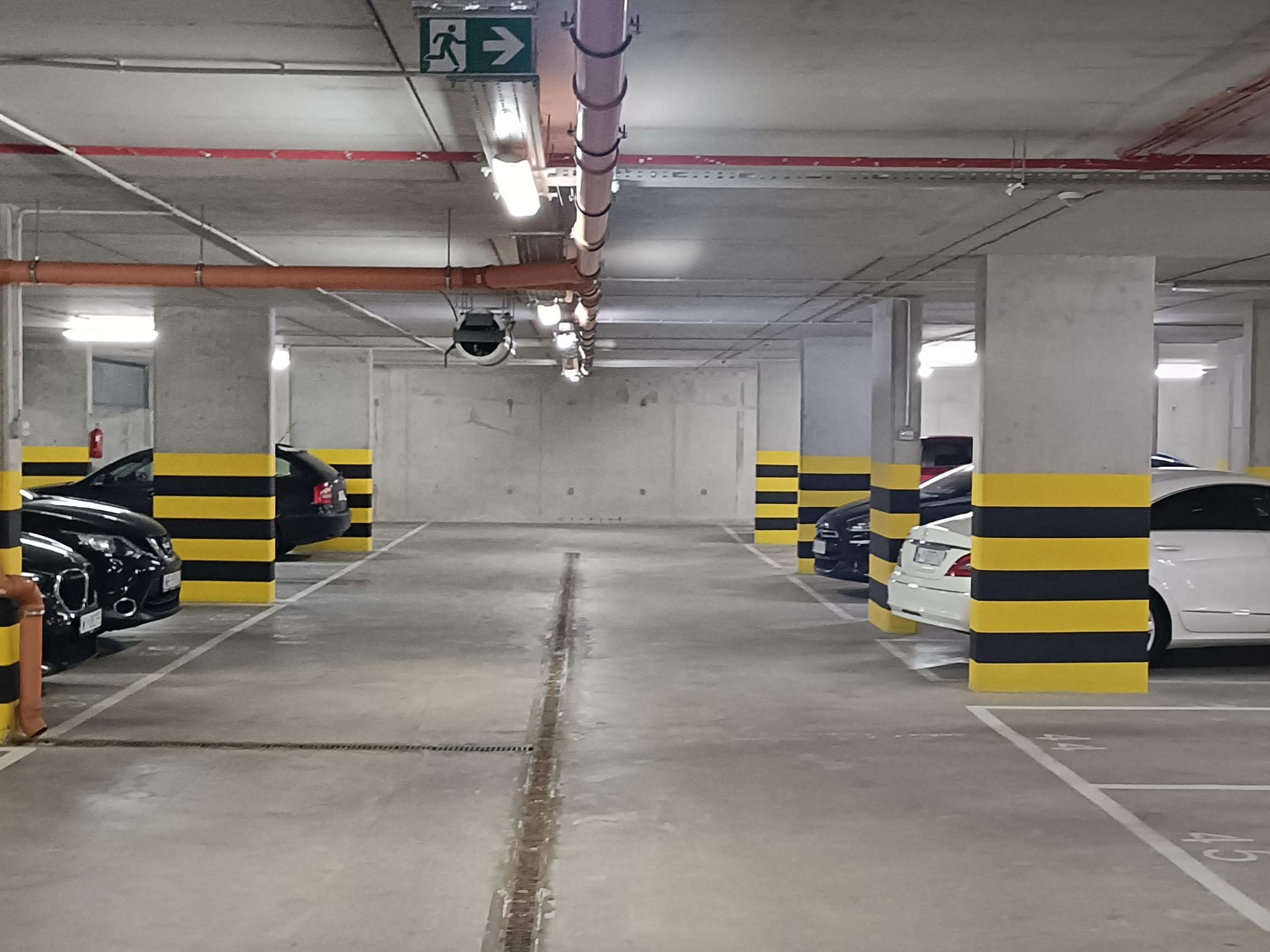 Parking - Warszawa Komputerowa 832 - Obok Lotniska Chopina