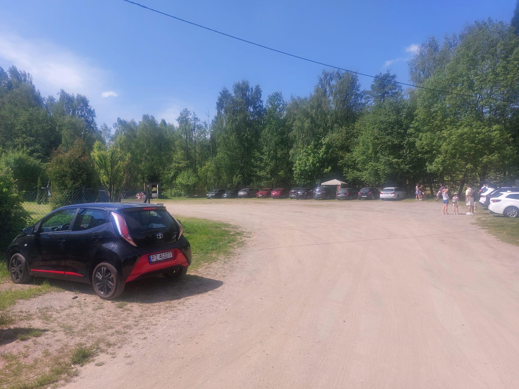 Parking - Kolorowe Jeziorka | Najtanszy parking przy Kolorowych Jeziorkach 