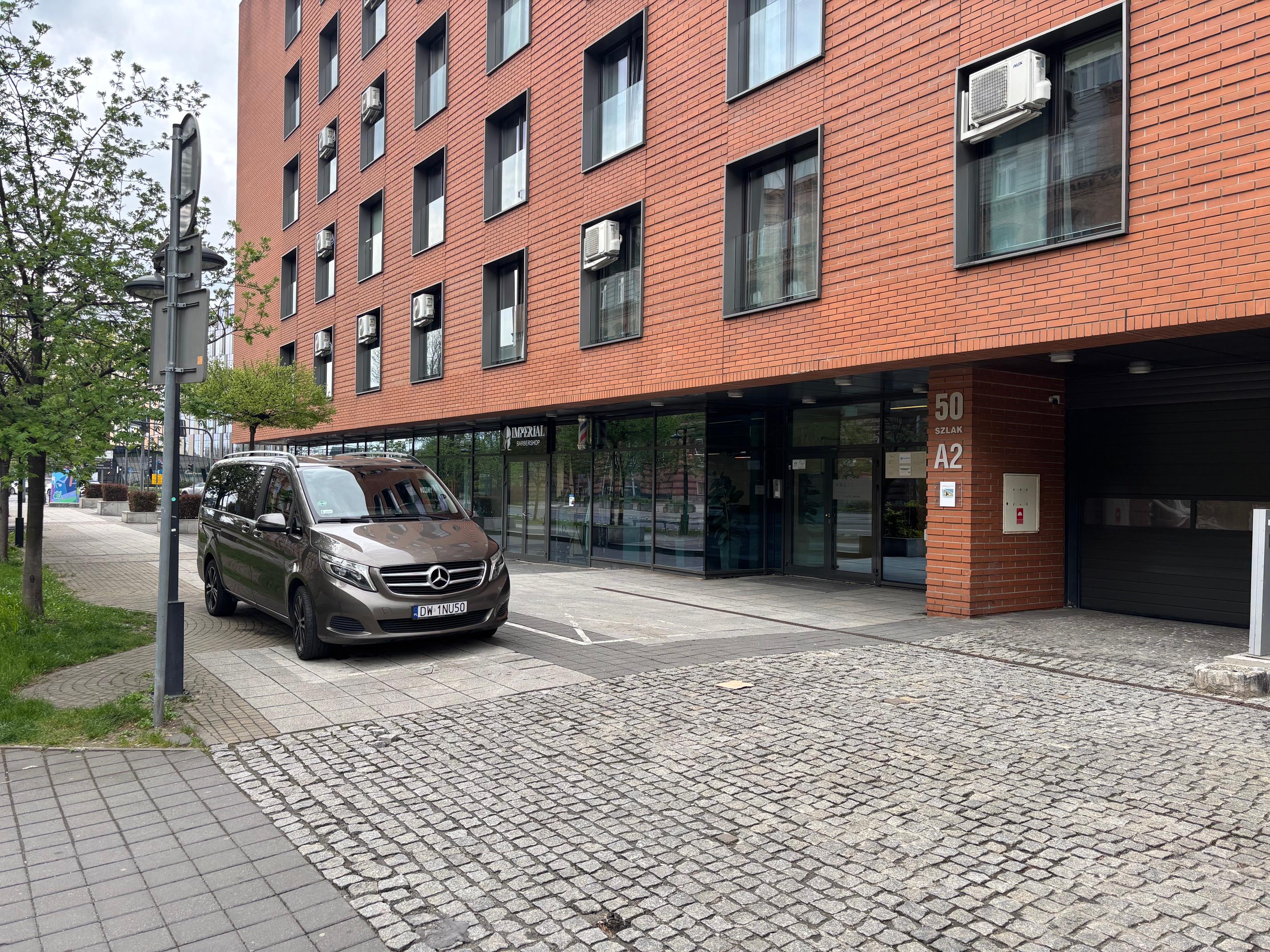 Parking - Parking Kraków Centrum – Szlak 50 A2 blisko Dworca Głównego i Galerii Krakowskiej