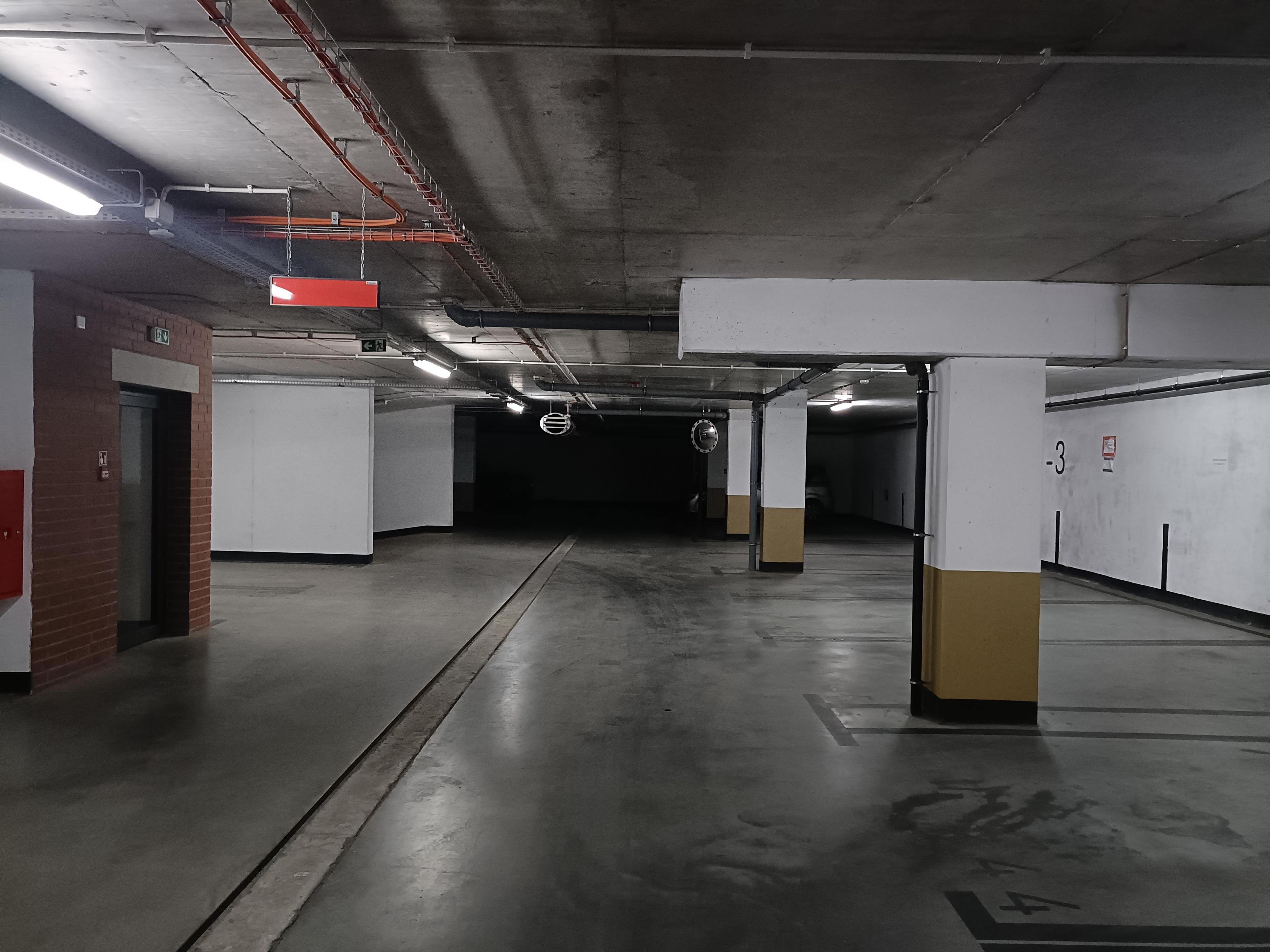 Parking -  obok Rynku i Starego Miasta Wrocław ulica Wszystkich Świętych