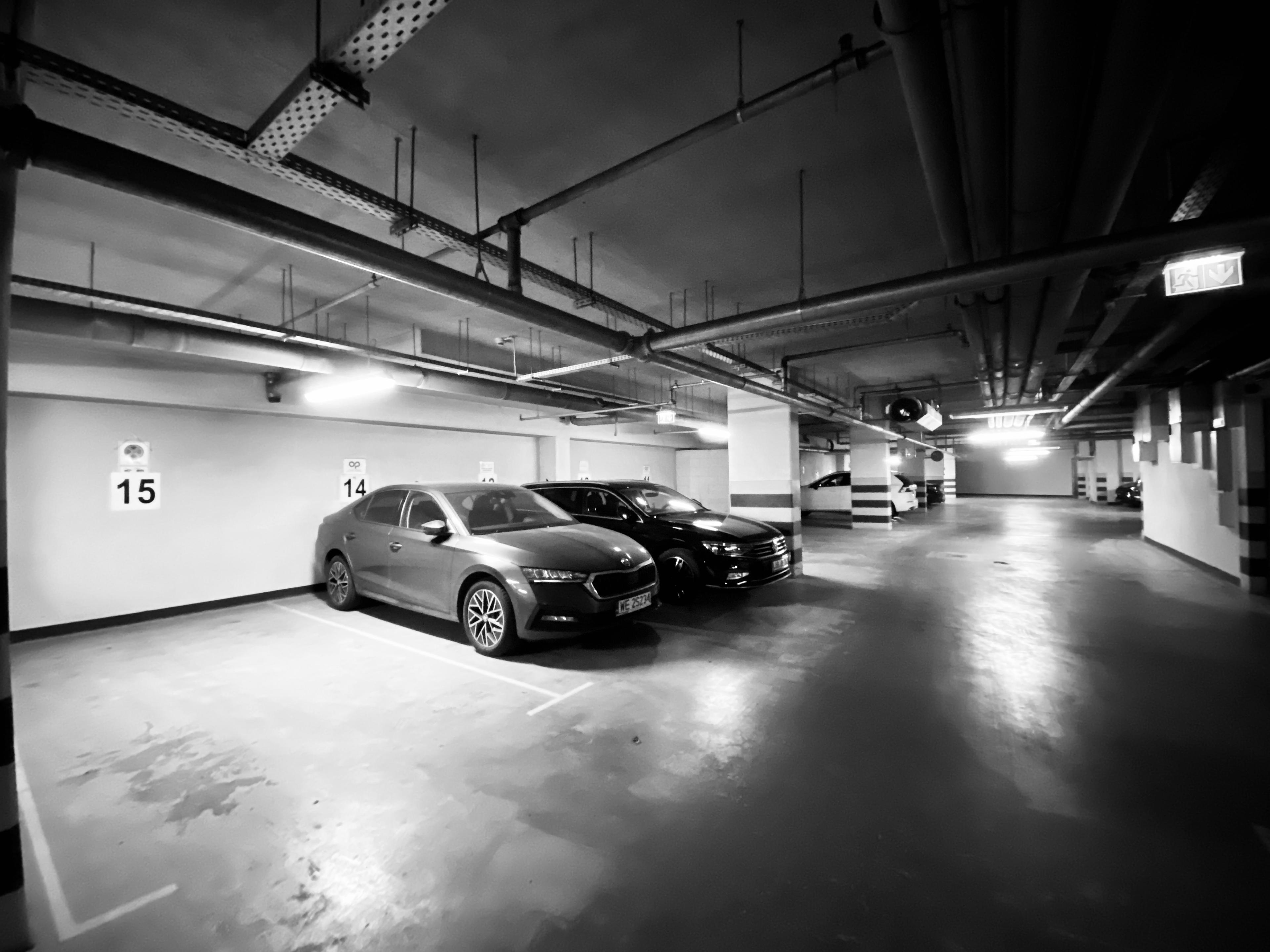 Parking - Podziemny parking w sercu Krakowa - Szlak 77 niedaleko Galerii Krakowskiej i Dworca Głównego
