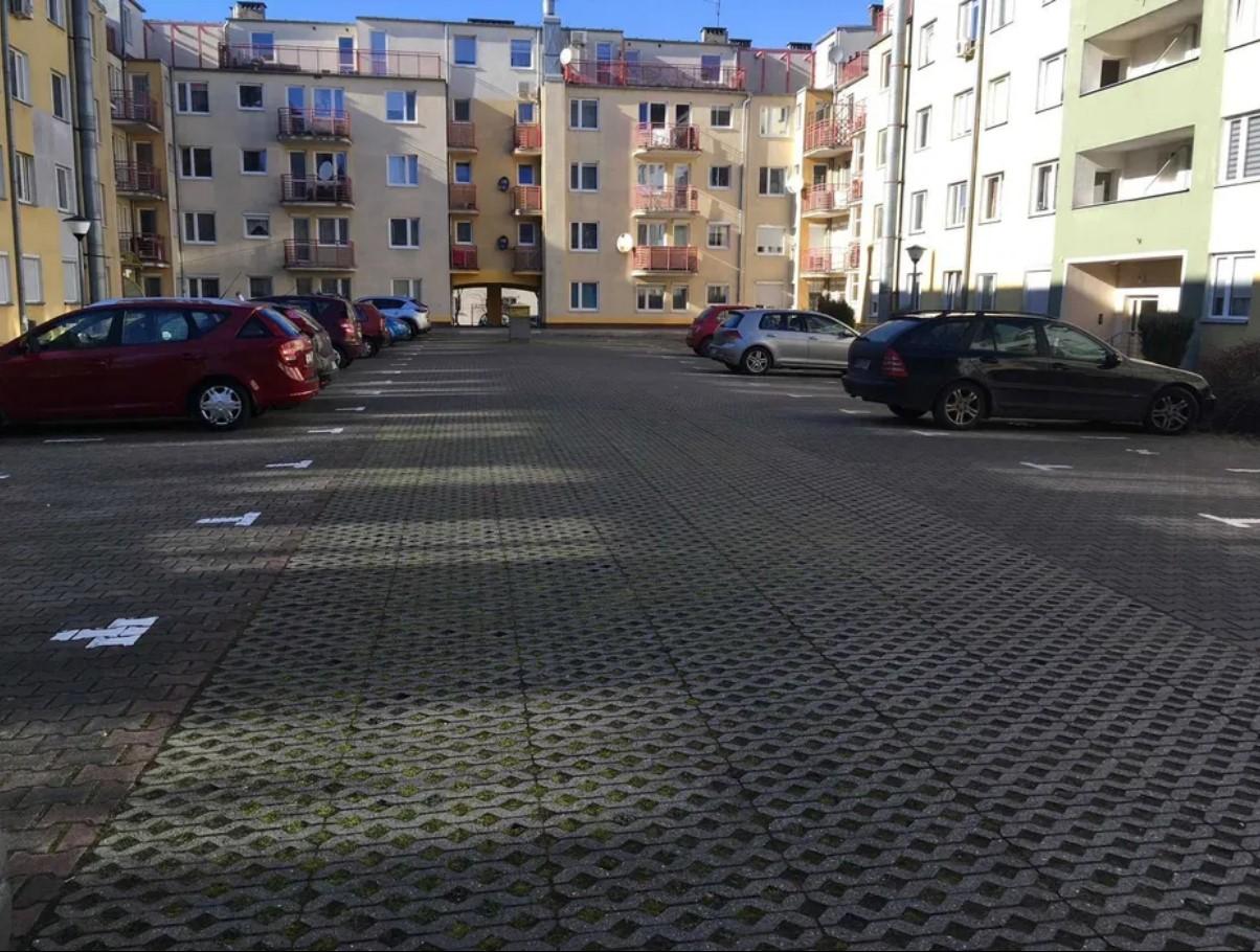 Parking - obok Lotniska-Budziszyńska 32