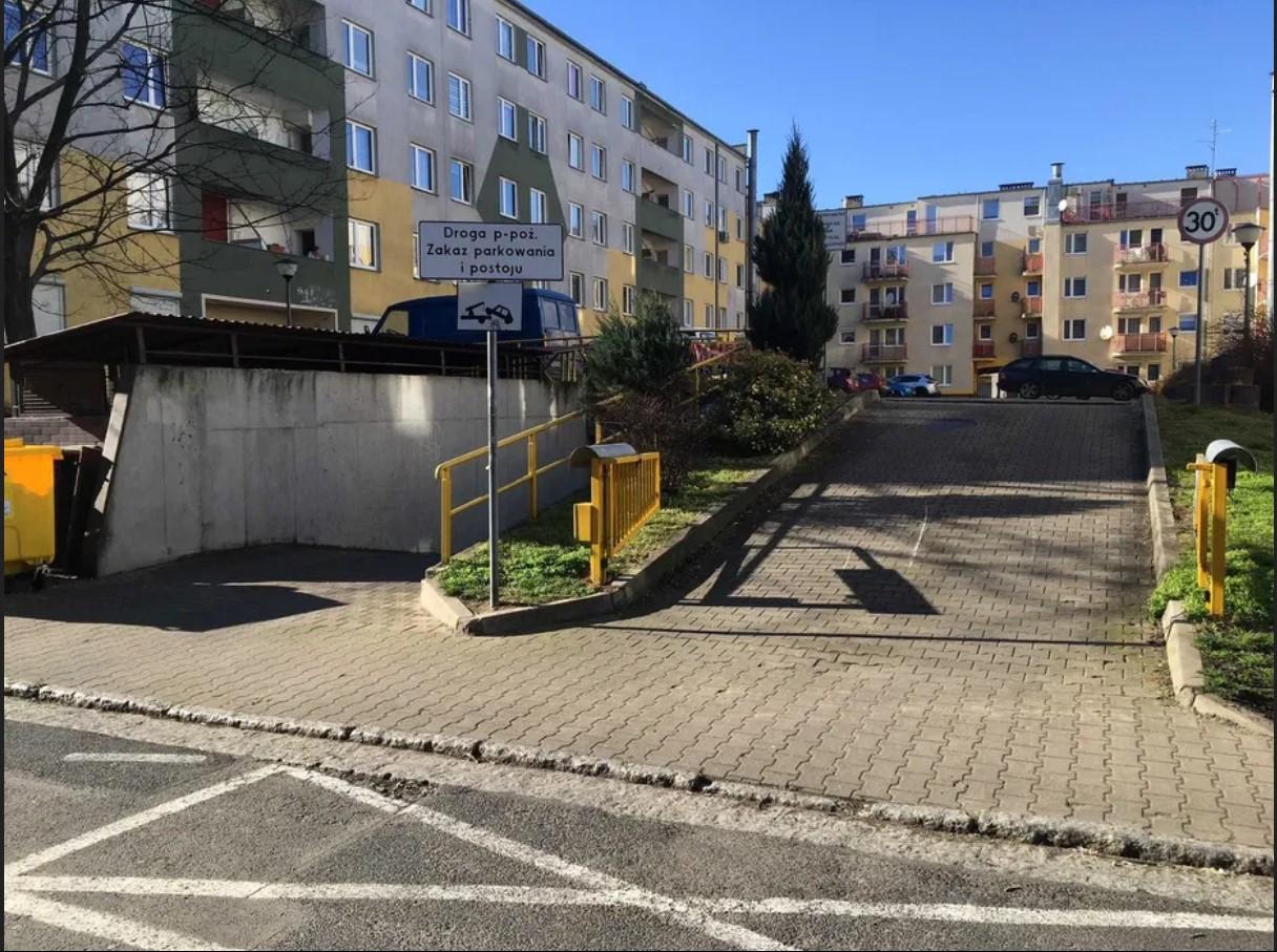 Parking - obok Lotniska-Budziszyńska 32