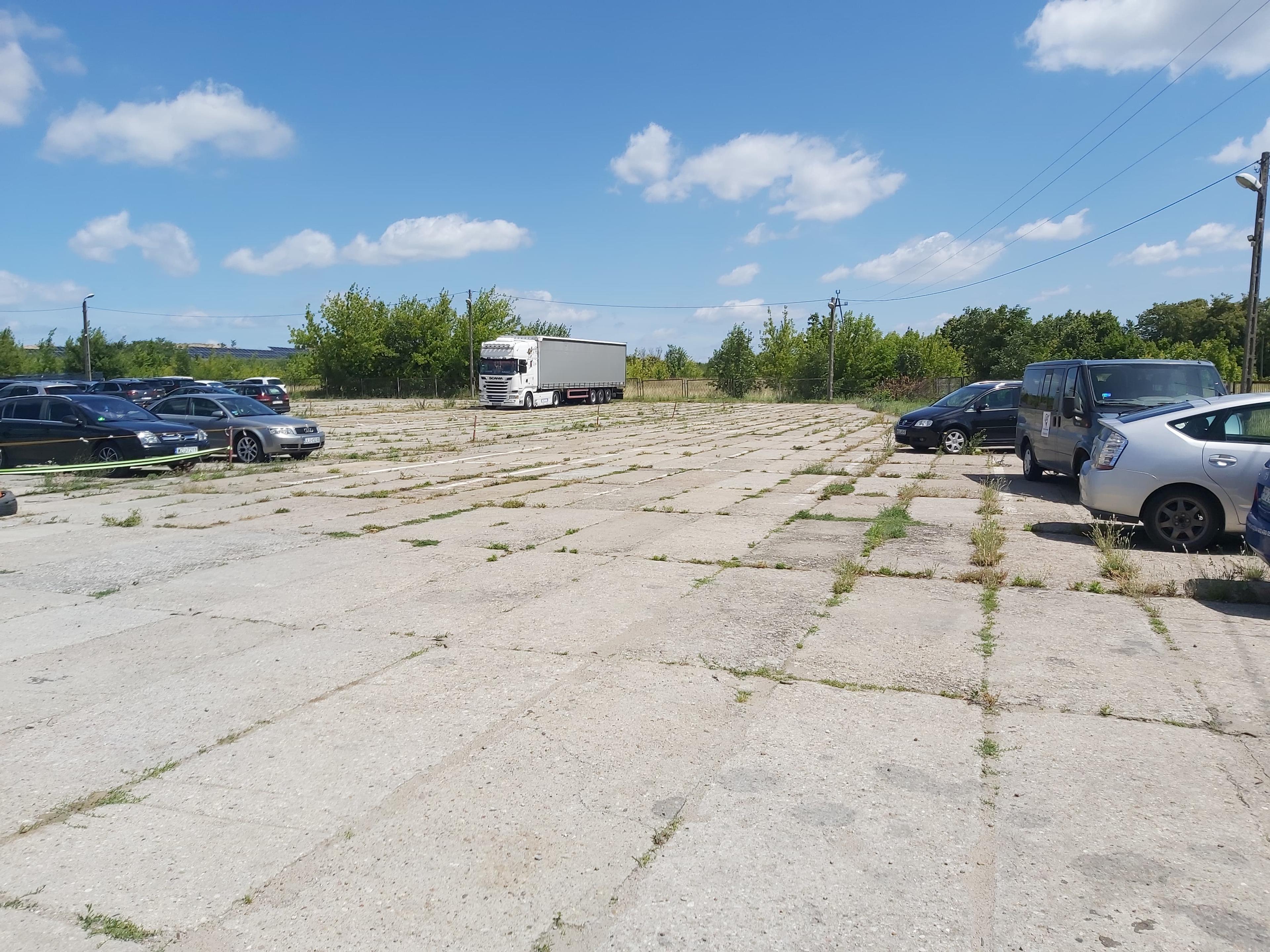 Parking - dla Ciężarówek, Samochodów Osobowych i Autokarów obok Lotniska Modlin