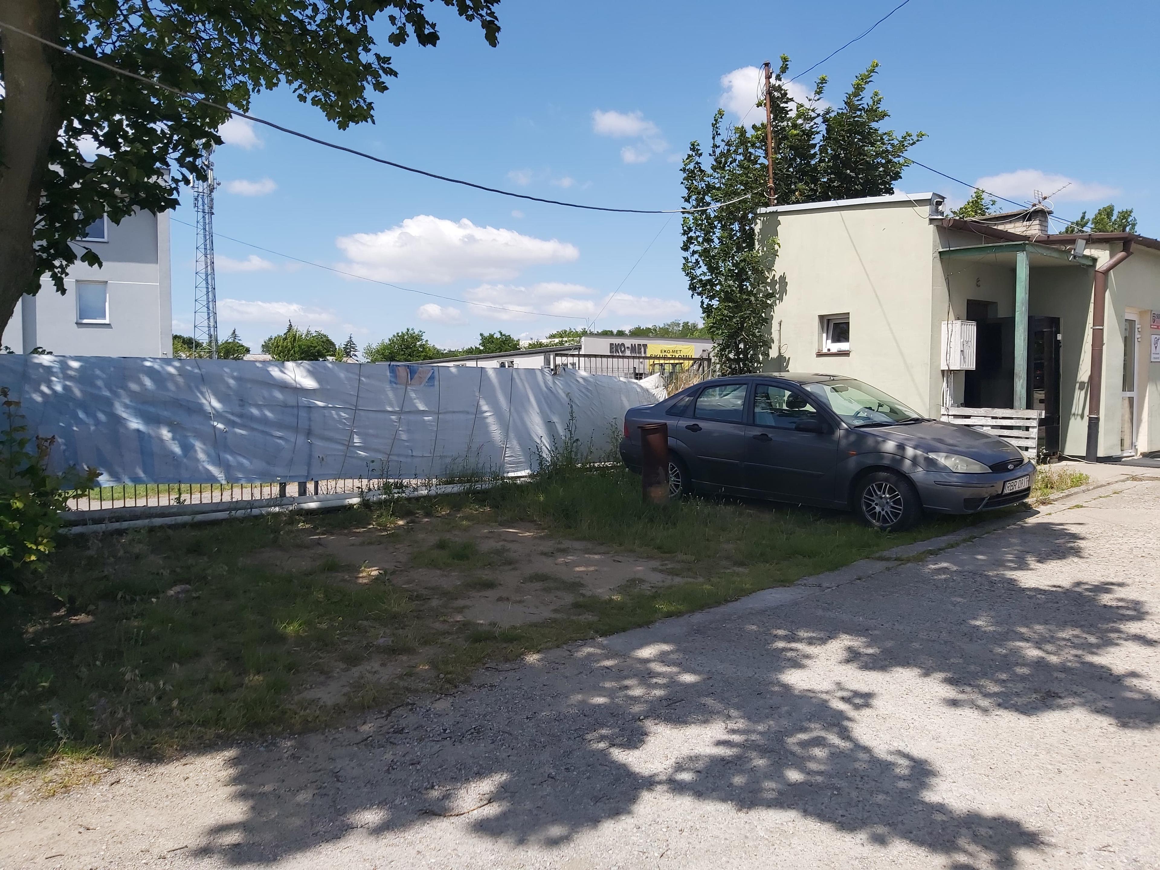 Parking - dla Ciężarówek, Samochodów Osobowych i Autokarów obok Lotniska Modlin