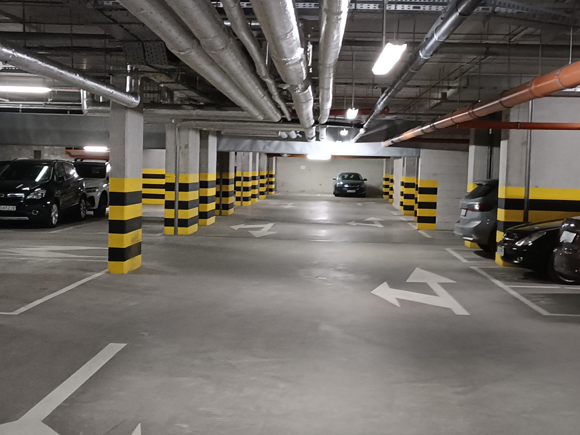Parking - Warszawa Komputerowa 832 - Obok Lotniska Chopina