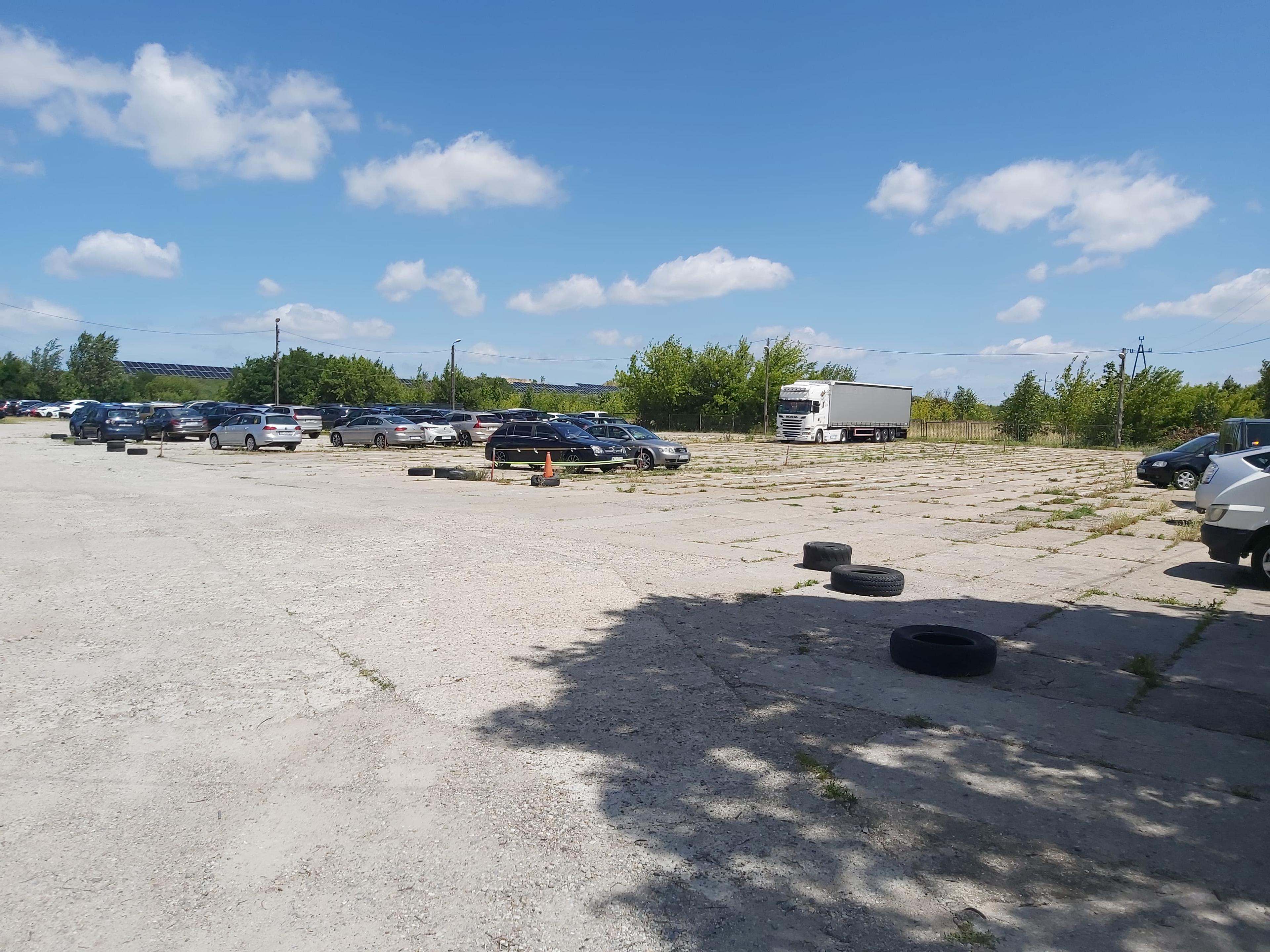 Parking - dla Ciężarówek, Samochodów Osobowych i Autokarów obok Lotniska Modlin