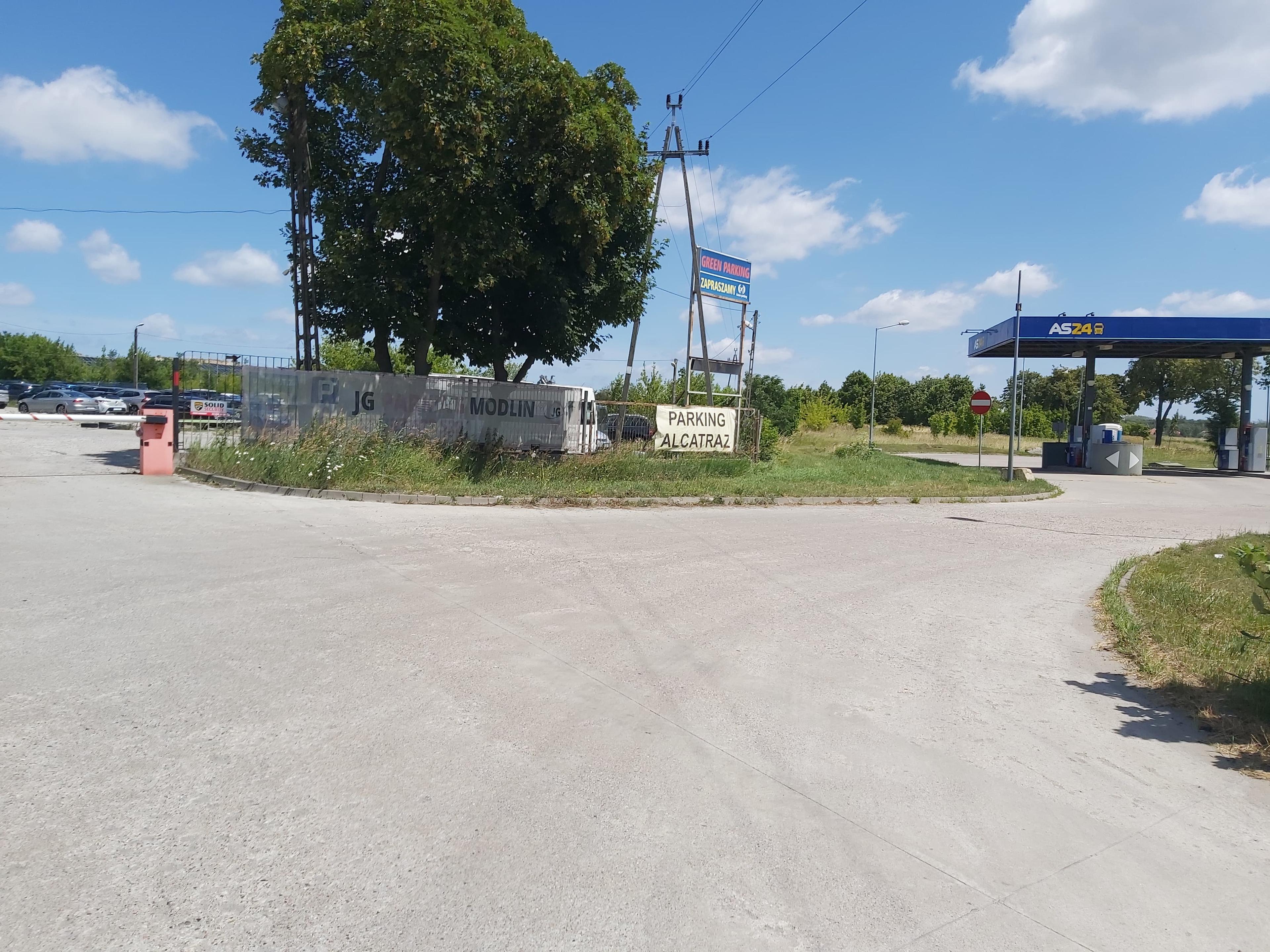 Parking - dla Ciężarówek, Samochodów Osobowych i Autokarów obok Lotniska Modlin
