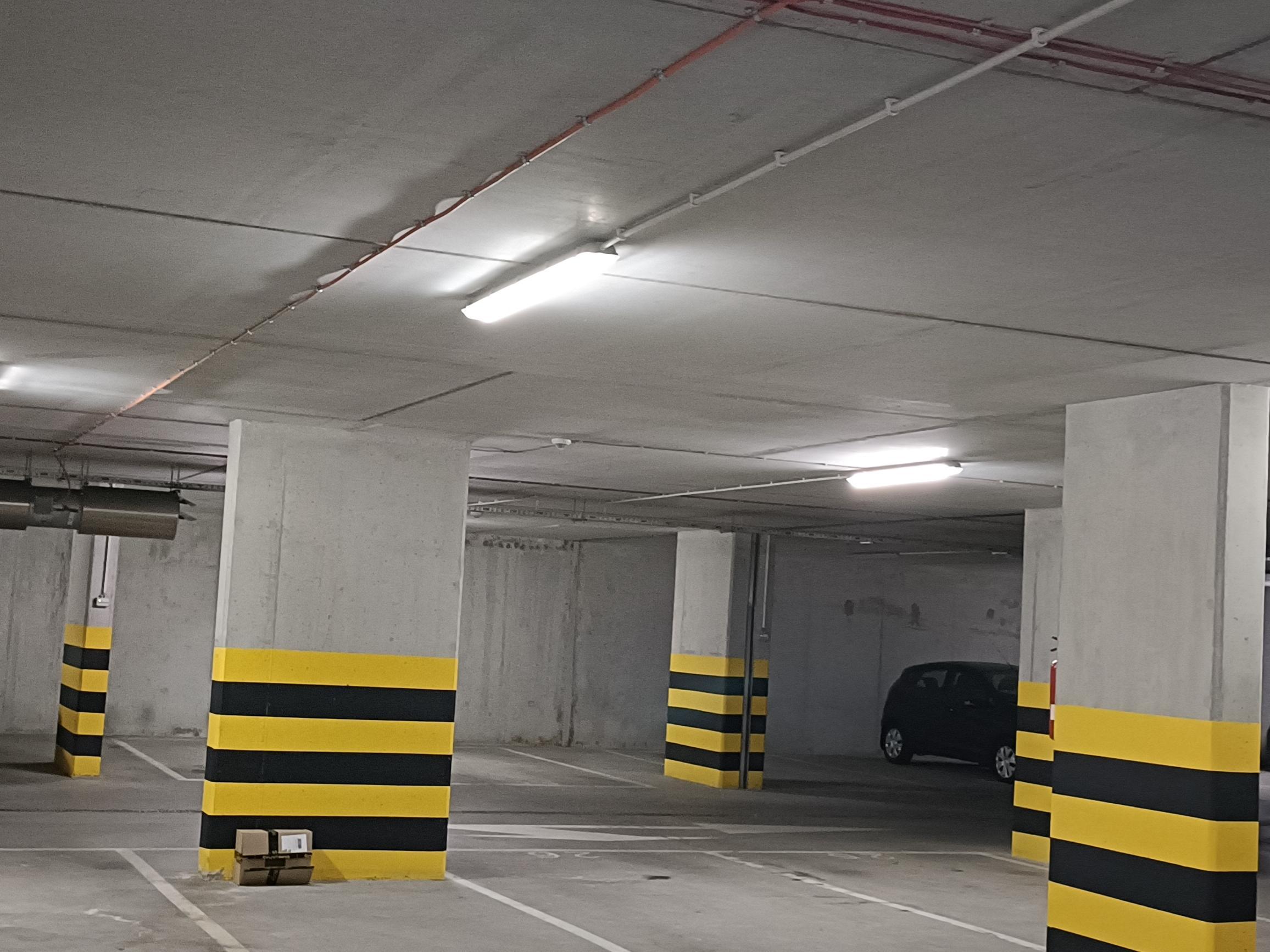 Parking - Warszawa Komputerowa 832 - Obok Lotniska Chopina