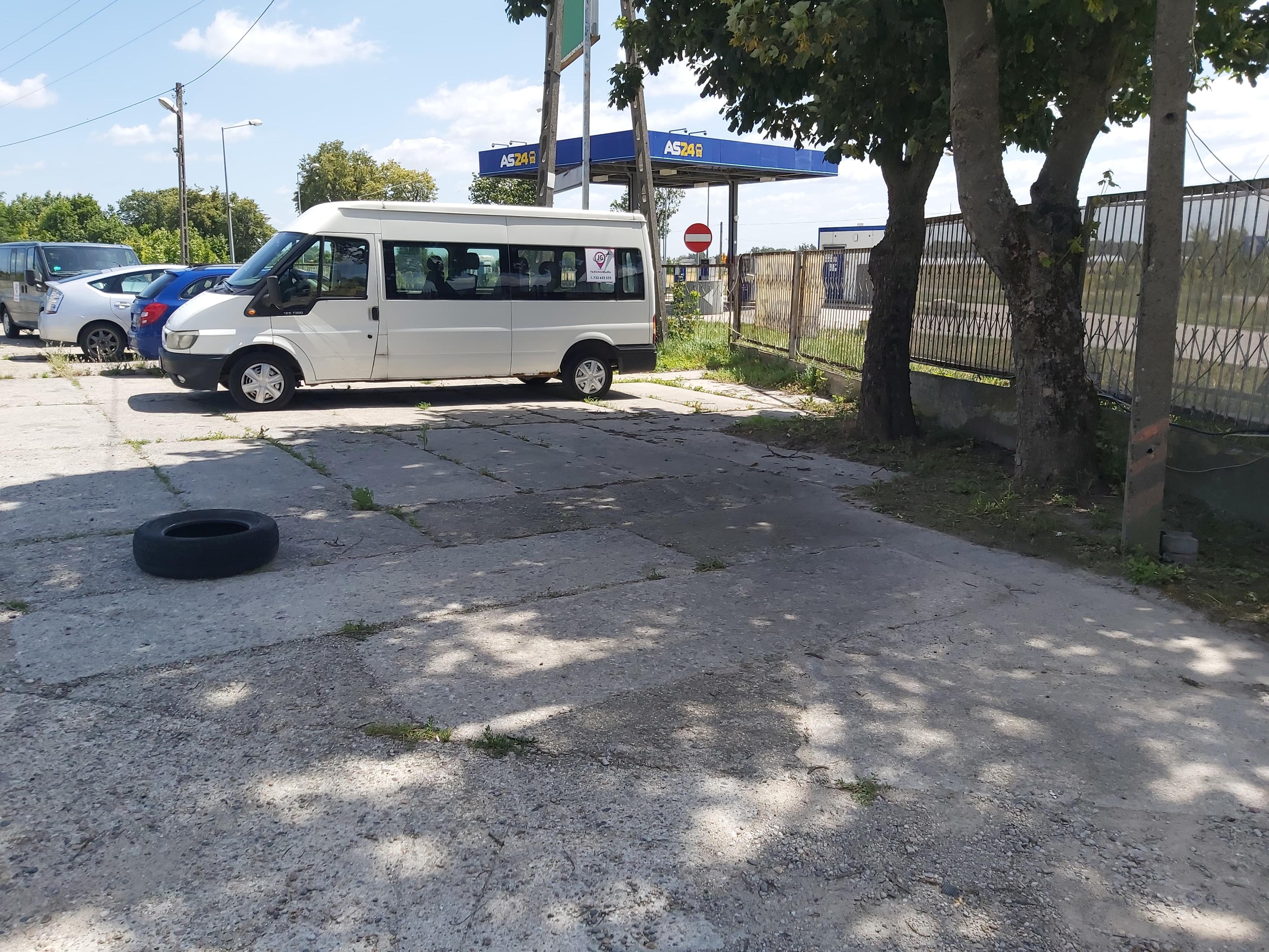 Parking - dla Ciężarówek, Samochodów Osobowych i Autokarów obok Lotniska Modlin